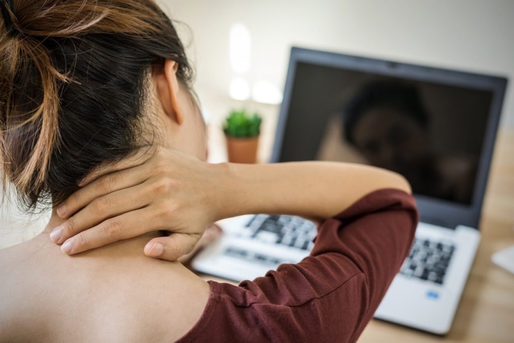 Douleur cervicale : quand le stress pèse trop lourd ?
