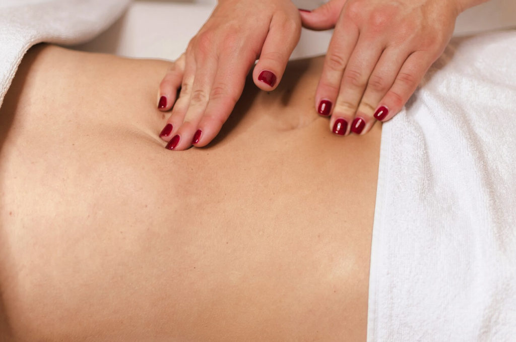 Massage intestinal : la solution pour dégonfler le ventre ?